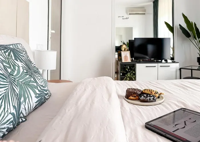 Golden Nest - M&n